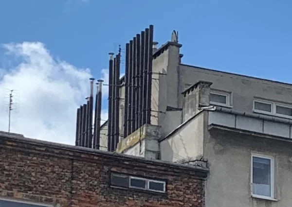 Przykład przedłużonych kominów wentylacyjnych o około 2,5 metra. Przedłużenie wykonane jest ze stali kwasowej, dodatkowo impregnowanej. Warszawa.